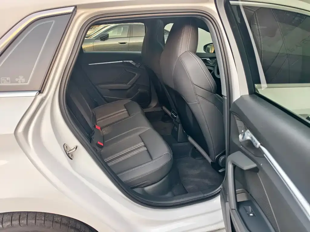 Audi A3 2023 из CN, фото 4