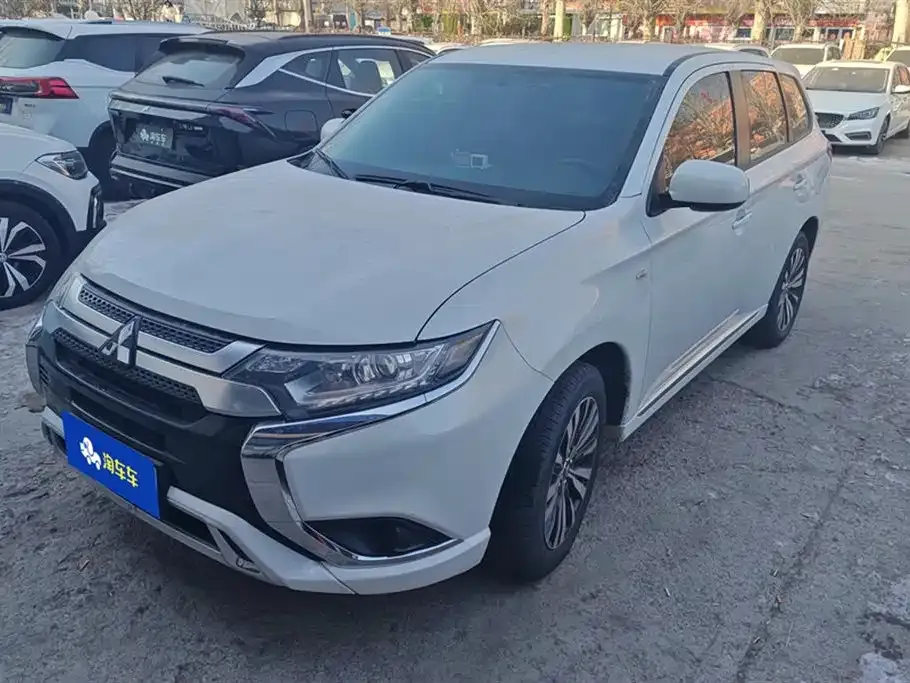 Mitsubishi Outlander — фото 1
