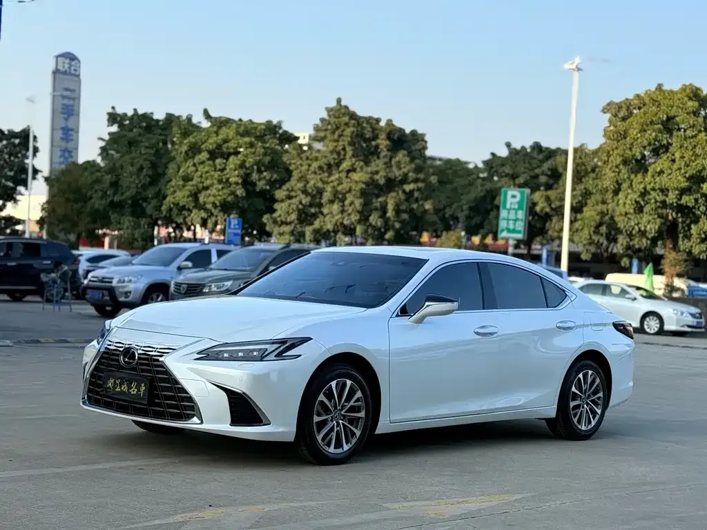 Lexus ES — фото 1