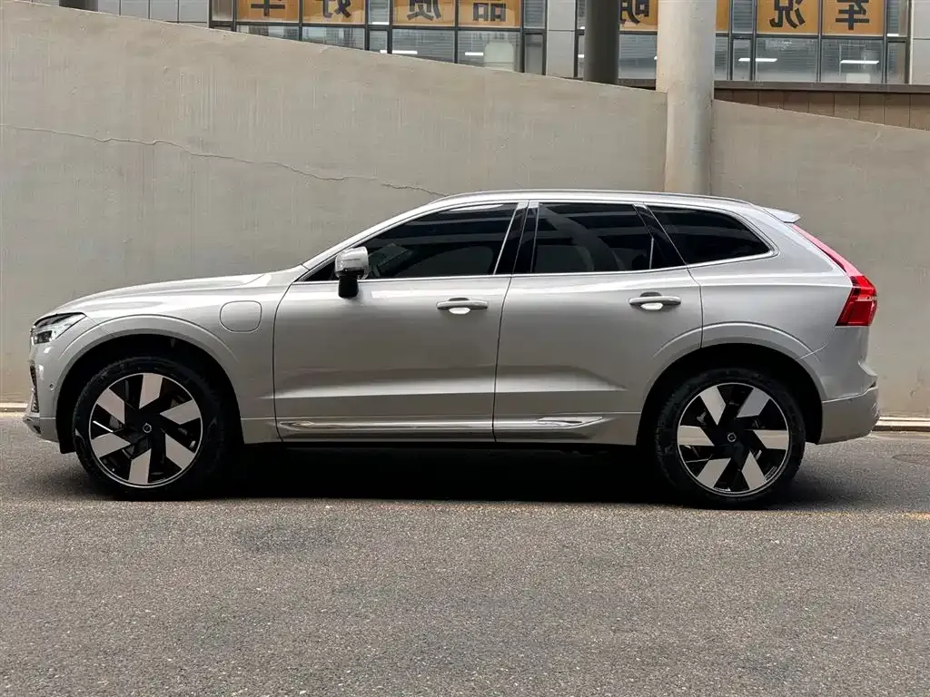 Volvo XC60 PHEV — фото 10