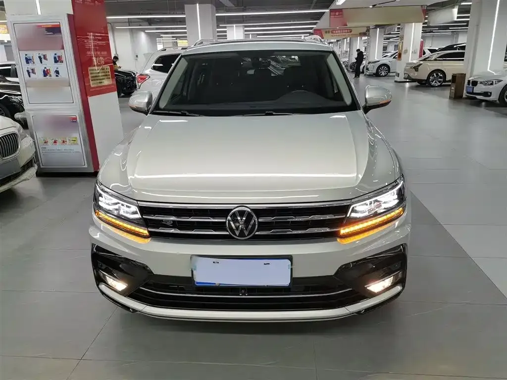 Volkswagen Tiguan L — фото 6