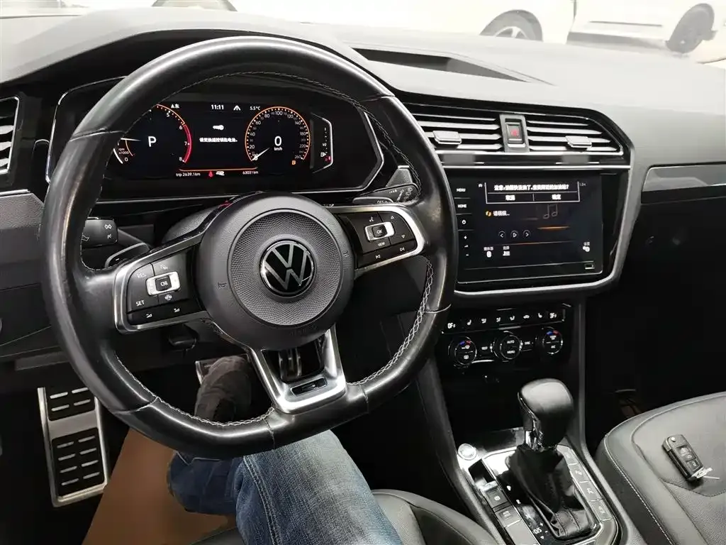 Volkswagen Tiguan L — фото 10
