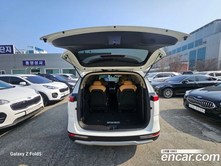 Kia Carnival — фото 10