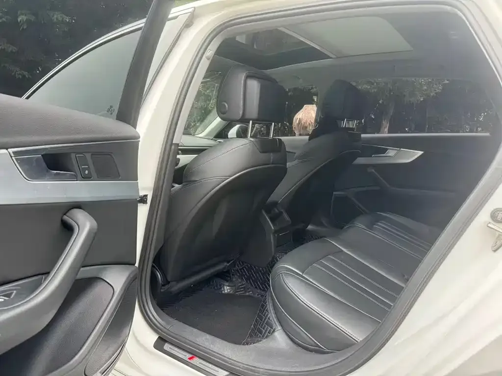 Audi A4L 2023 из CN, фото 5