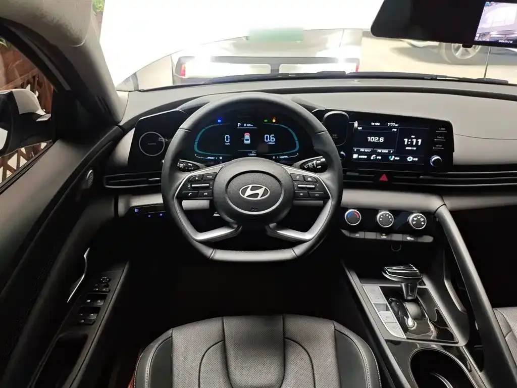 Hyundai Elantra — фото 2