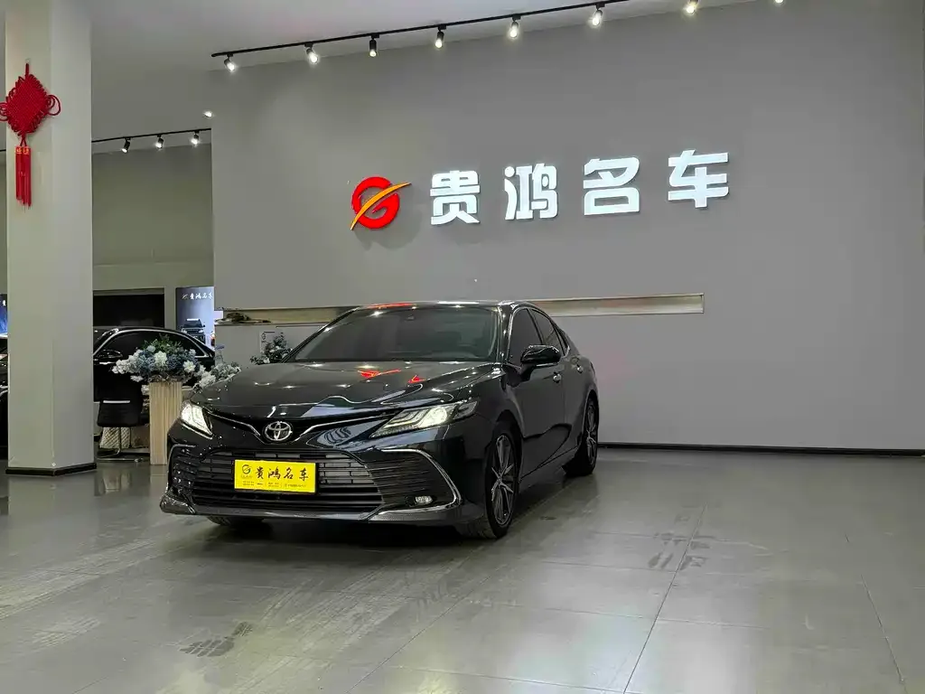 Toyota Camry — фото 1