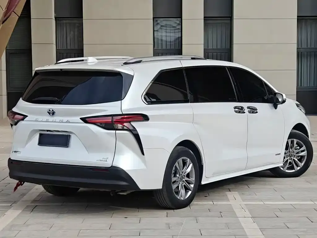 Toyota Sienna — фото 8