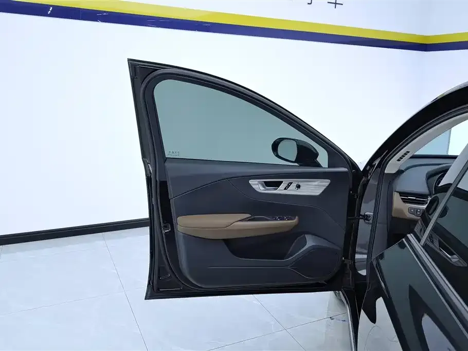 Hongqi E-QM5 2024 из CN, фото 6