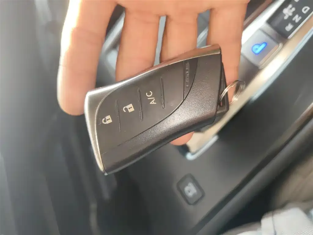 Lexus UX New Energy — фото 2