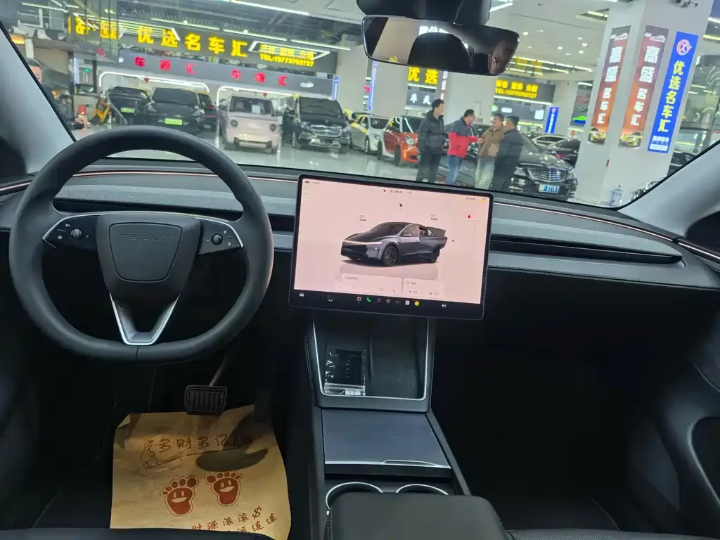 Tesla Model Y — фото 10
