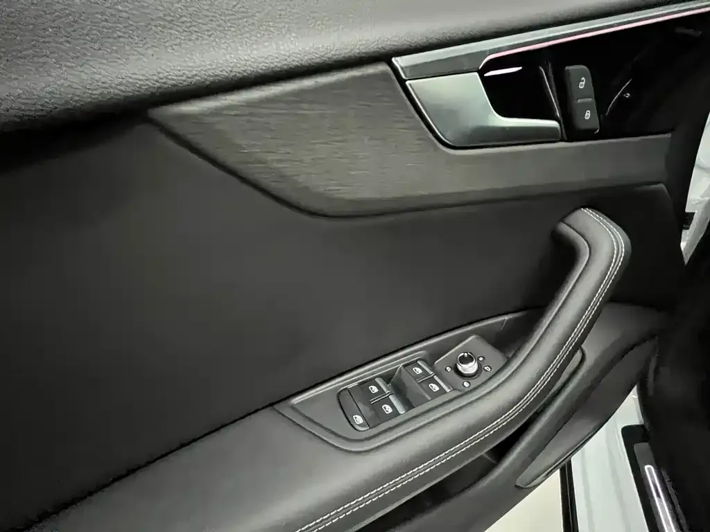 Audi A4L 2024 из CN, фото 4