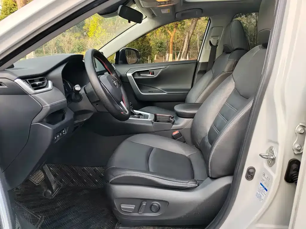 Toyota RAV4 2021 из CN, фото 5