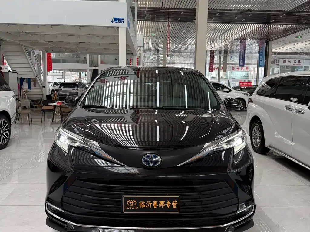 Toyota Sienna 2023 из CN, фото 1