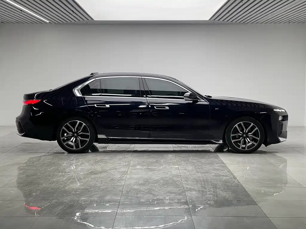 BMW 7 Series 2025 из CN, фото 10