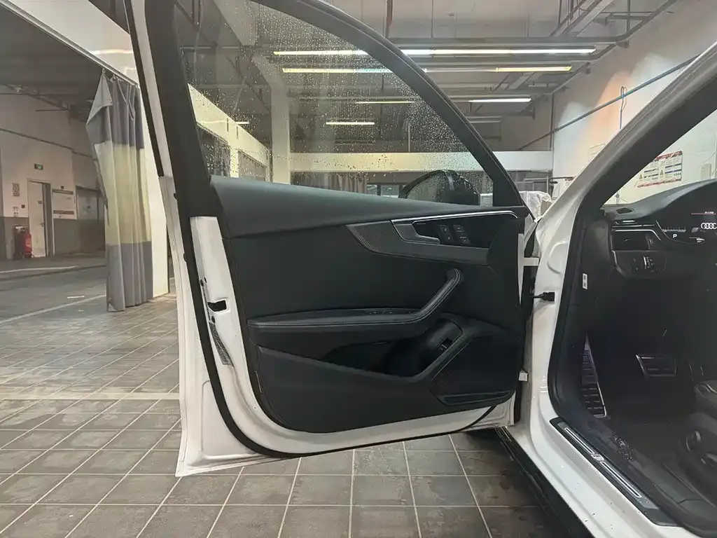 Audi A4L 2022 из CN, фото 8