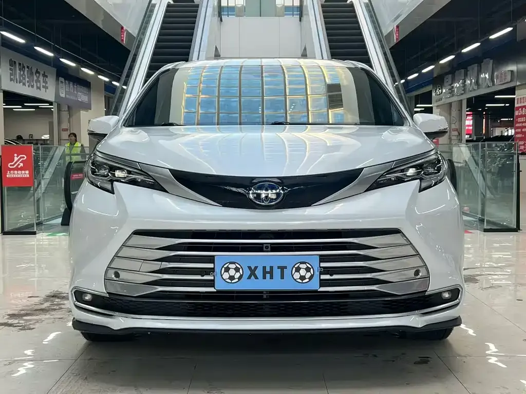 Toyota Sienna 2023 из CN, фото 2