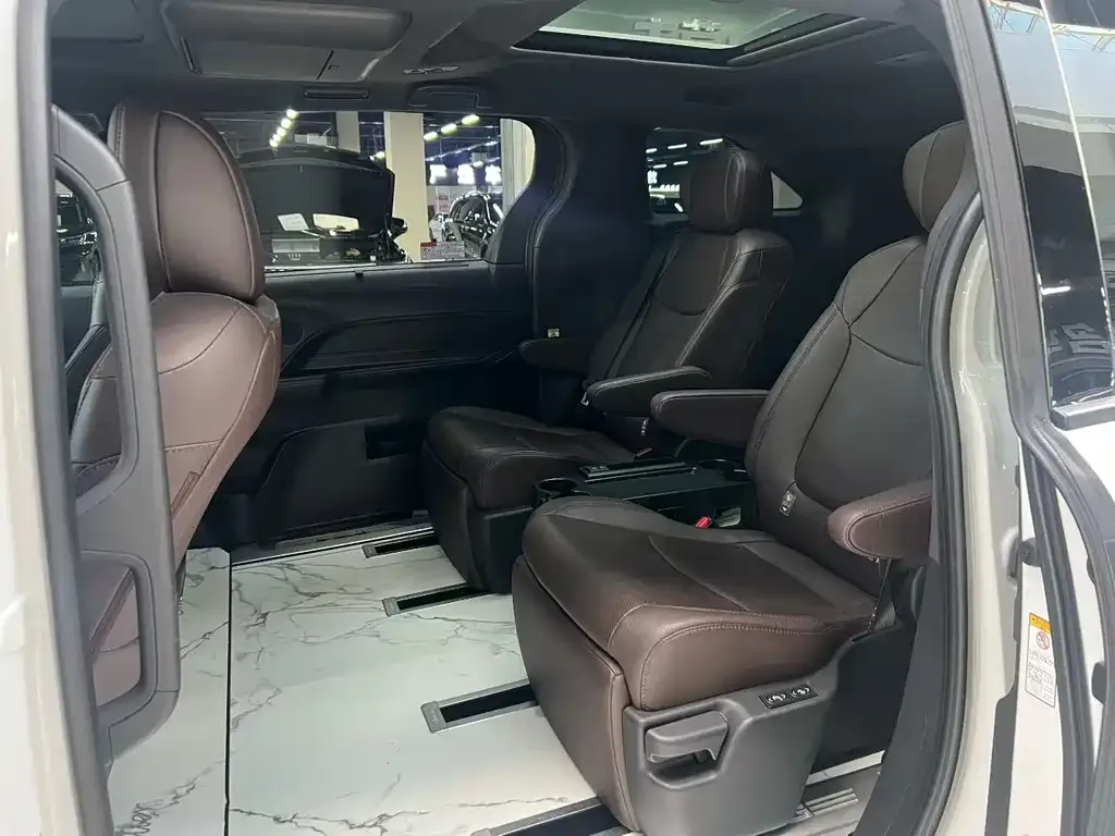 Toyota Sienna 2023 из CN, фото 5