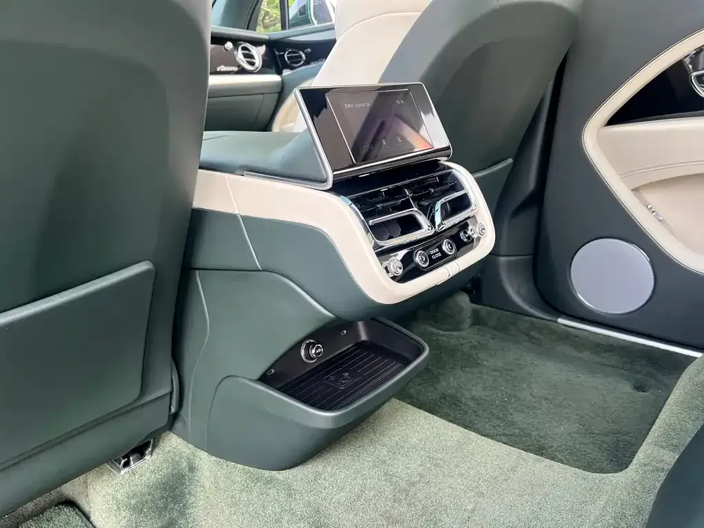 Bentley Bentayga 2024 из CN, фото 10
