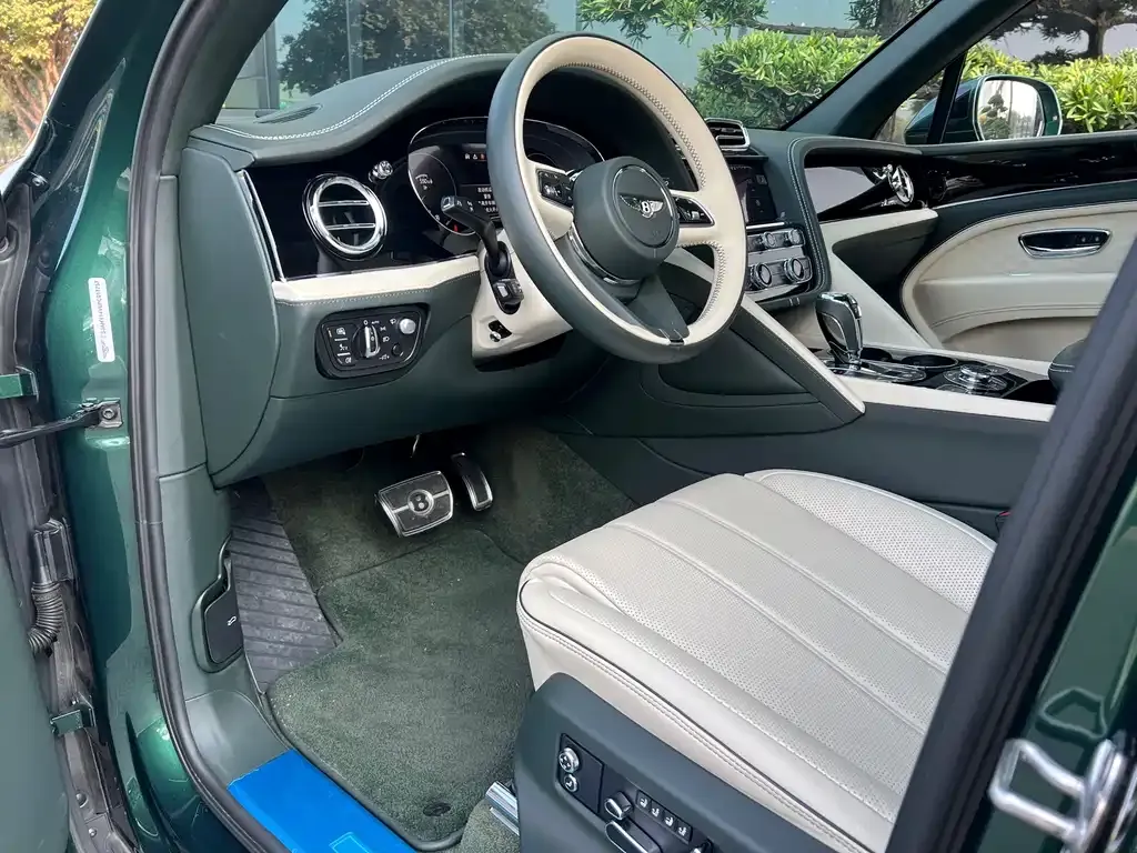 Bentley Bentayga 2024 из CN, фото 4
