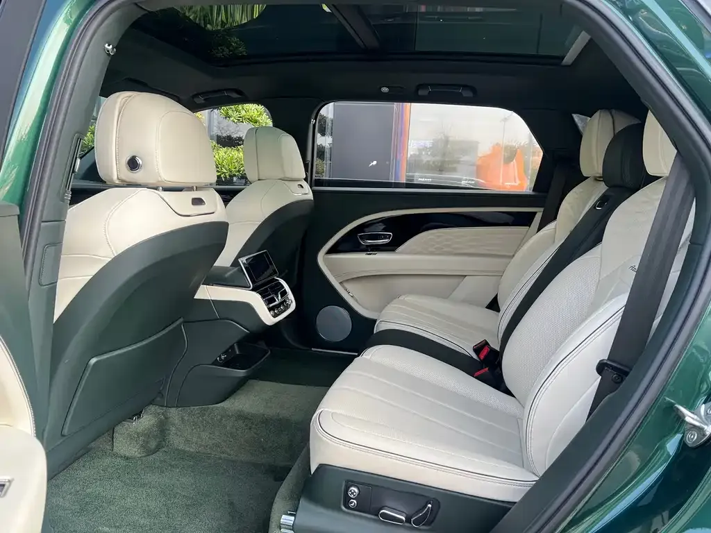 Bentley Bentayga 2024 из CN, фото 2