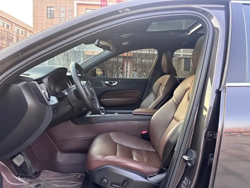 Volvo XC60 2022 из CN, фото 5