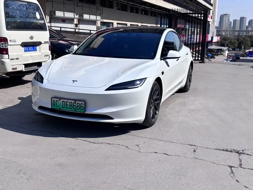 Tesla Model 3 — фото 1