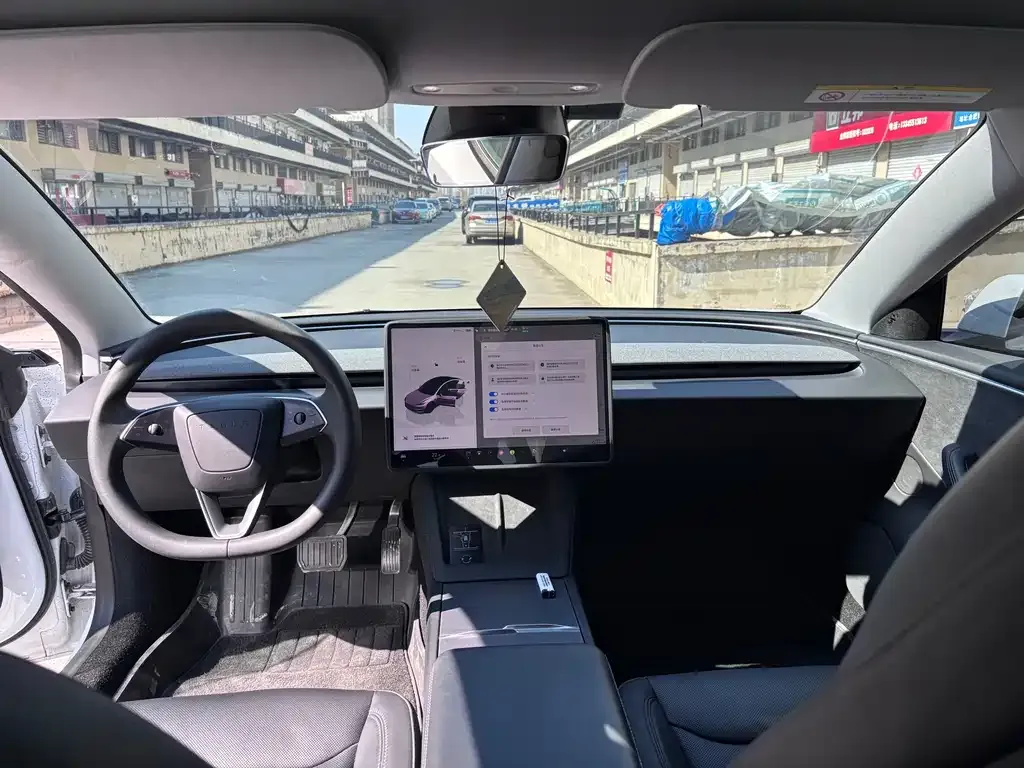 Tesla Model 3 — фото 4