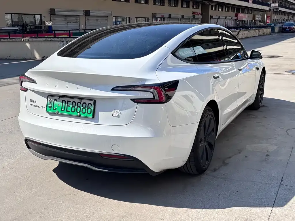 Tesla Model 3 — фото 7