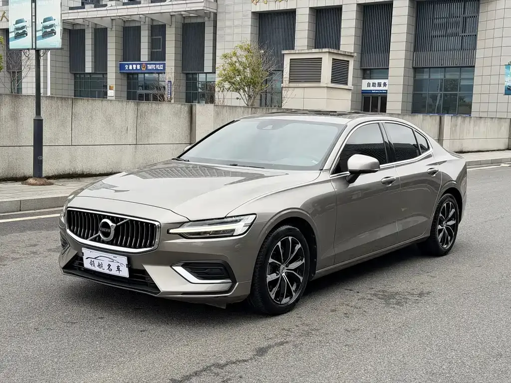 Volvo S60 — фото 1
