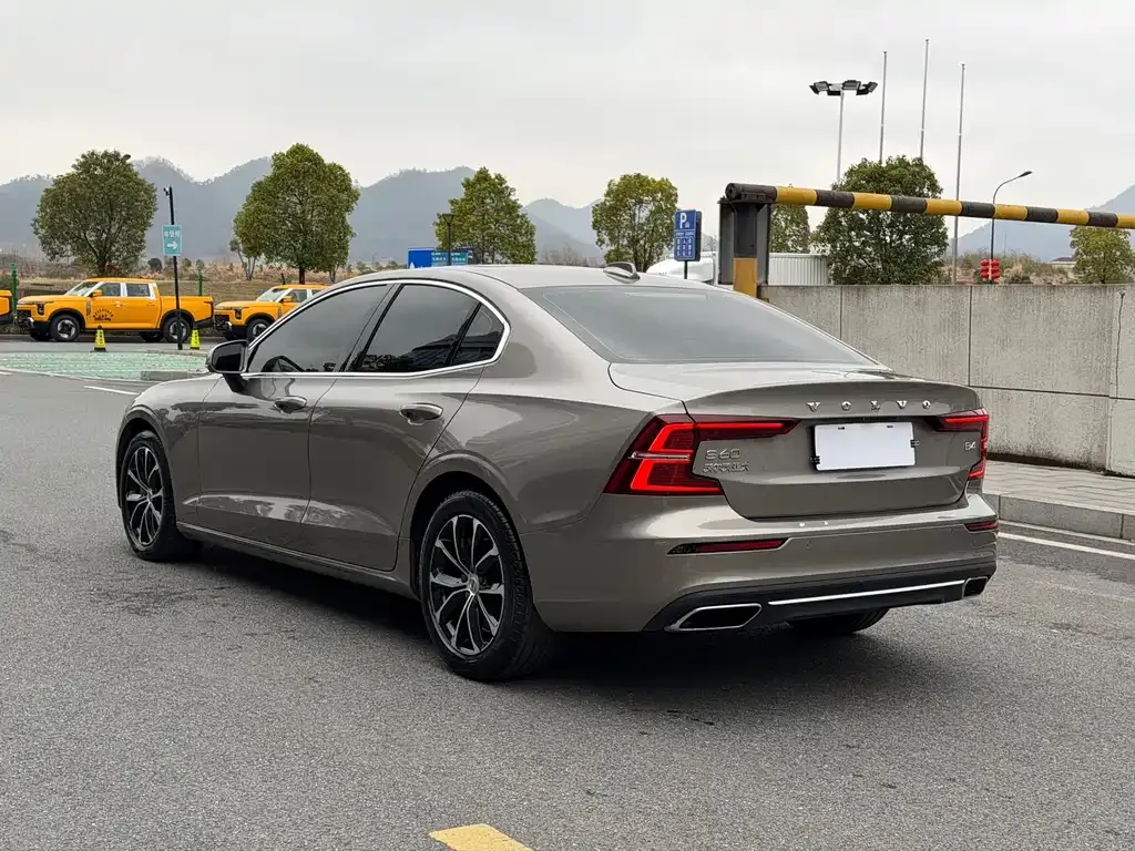 Volvo S60 — фото 10