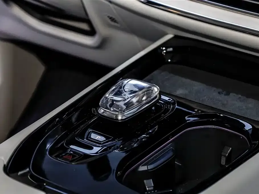 Volvo EM90 2024 из CN, фото 4