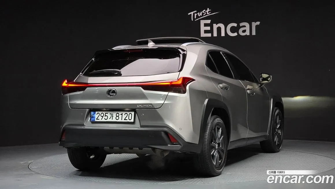 Lexus UX — фото 2