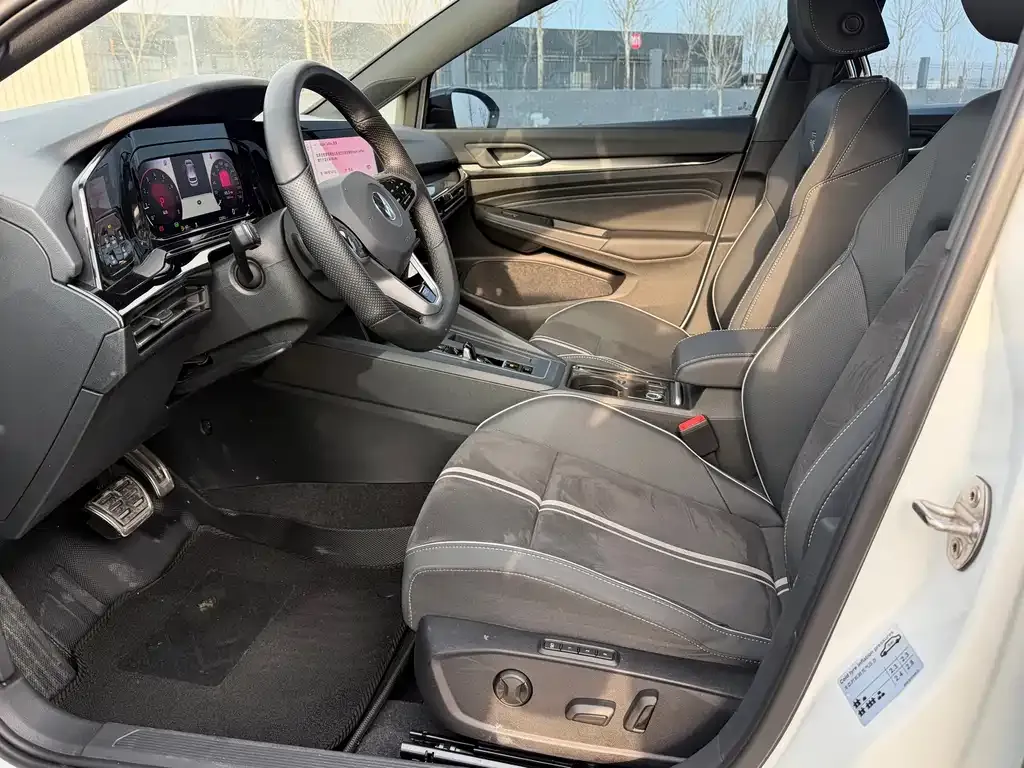 Volkswagen Golf 2023 из CN, фото 10