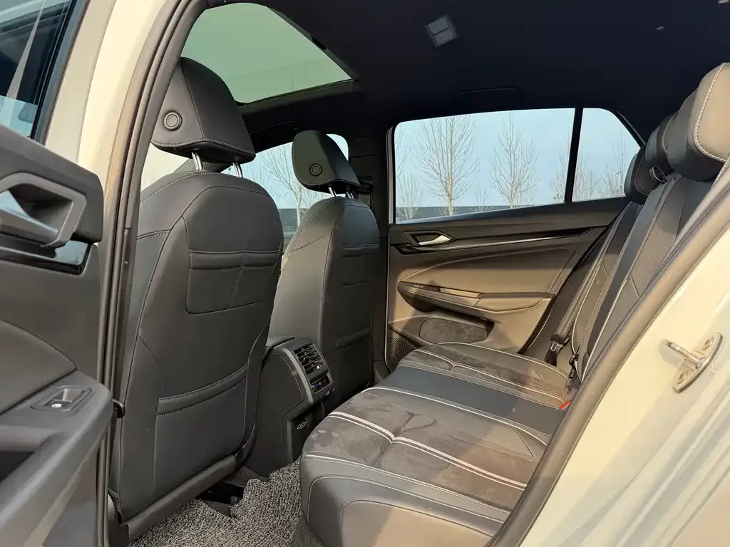 Volkswagen Golf 2023 из CN, фото 2