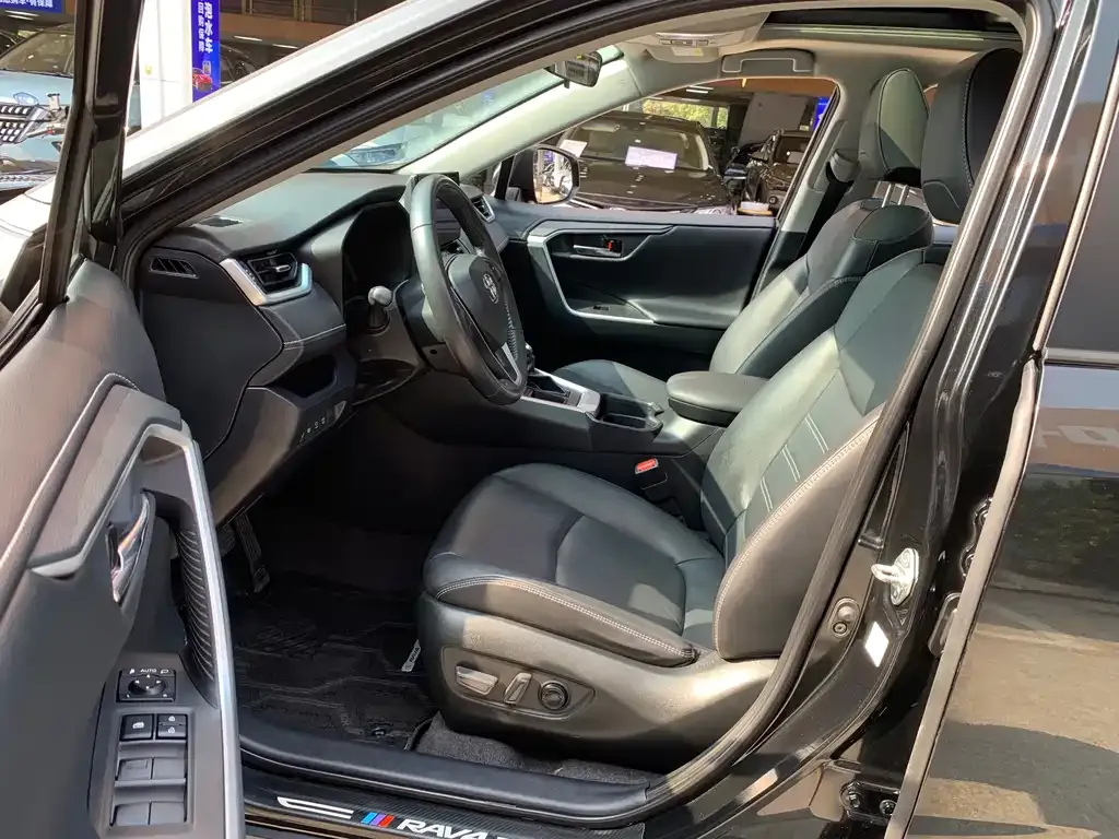 Toyota RAV4 2023 из CN, фото 6