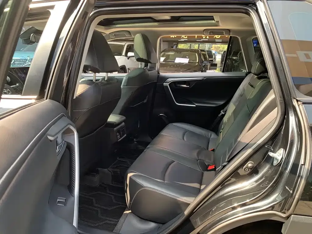 Toyota RAV4 2023 из CN, фото 3