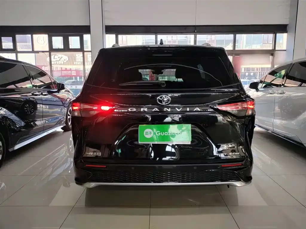 Toyota Granvia — фото 5