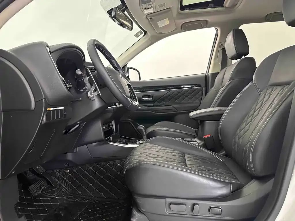 Mitsubishi Outlander 2023 из CN, фото 8