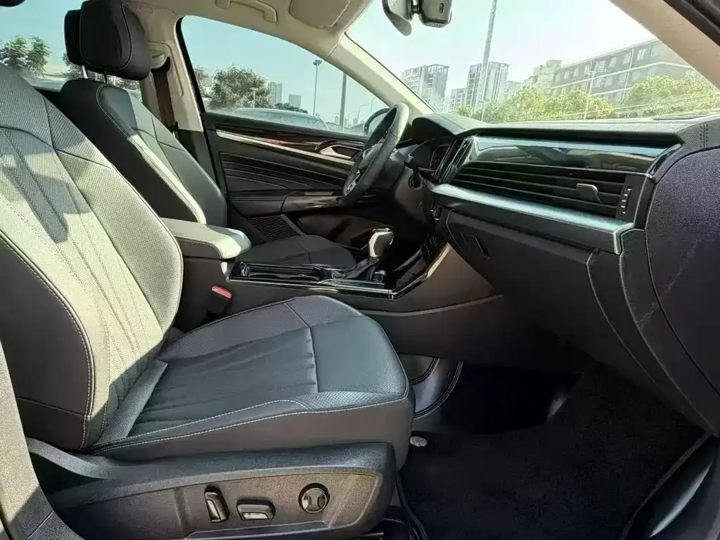 Volkswagen Passat 2024 из CN, фото 2