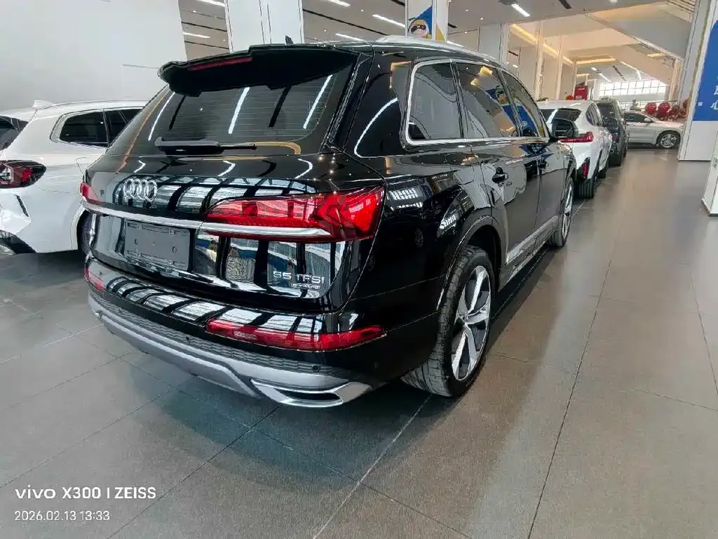 Audi Q7 2024 из CN, фото 2
