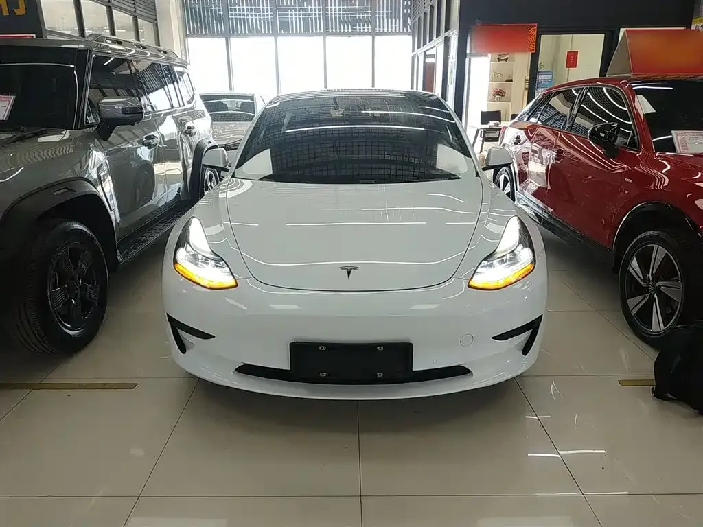 Tesla Model 3 — фото 10