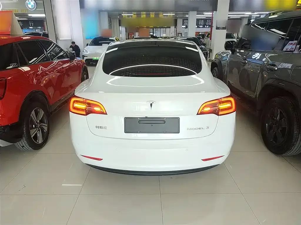 Tesla Model 3 — фото 8