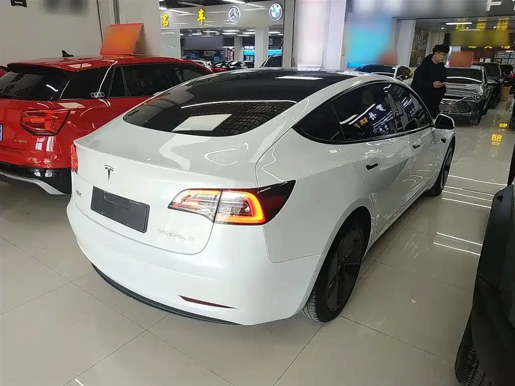 Tesla Model 3 — фото 4