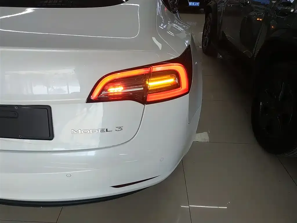 Tesla Model 3 — фото 2