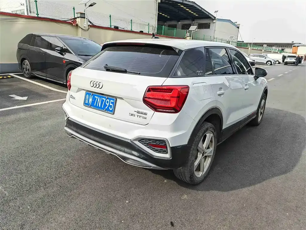 Audi Q2L — фото 10