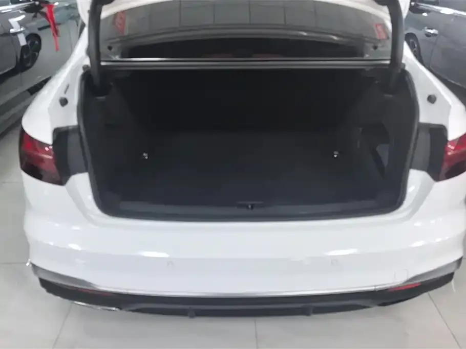 Audi A4L 2023 из CN, фото 3