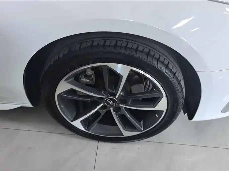 Audi A4L 2023 из CN, фото 2