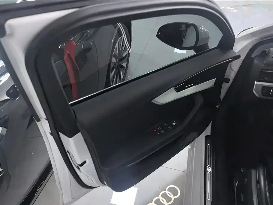Audi A4L 2023 из CN, фото 4