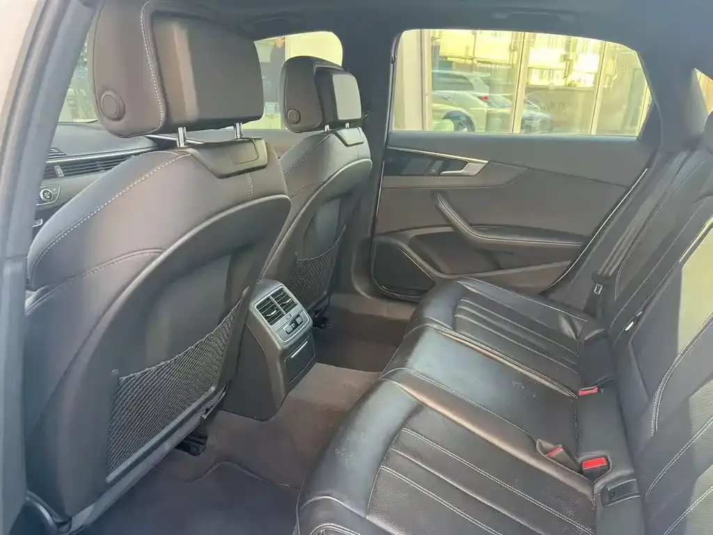 Audi A4L 2022 из CN, фото 6