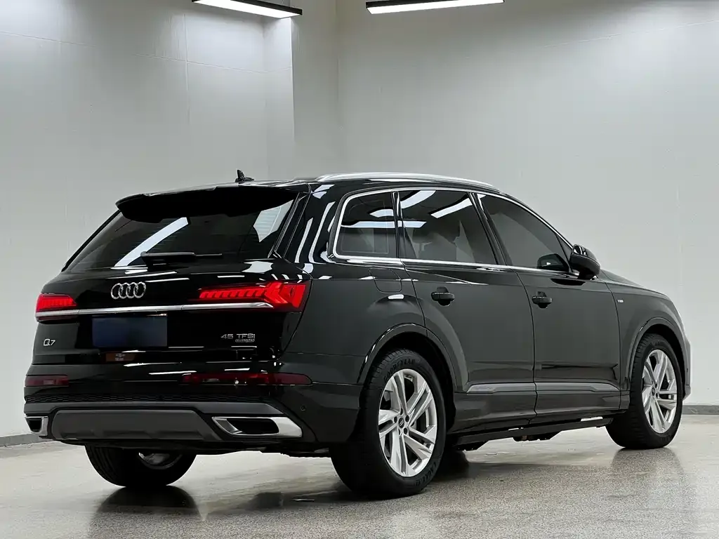 Audi Q7 2023 из CN, фото 9